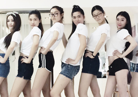 上海青少年(nian)暑期模特集(ji)訓夏令營(ying)